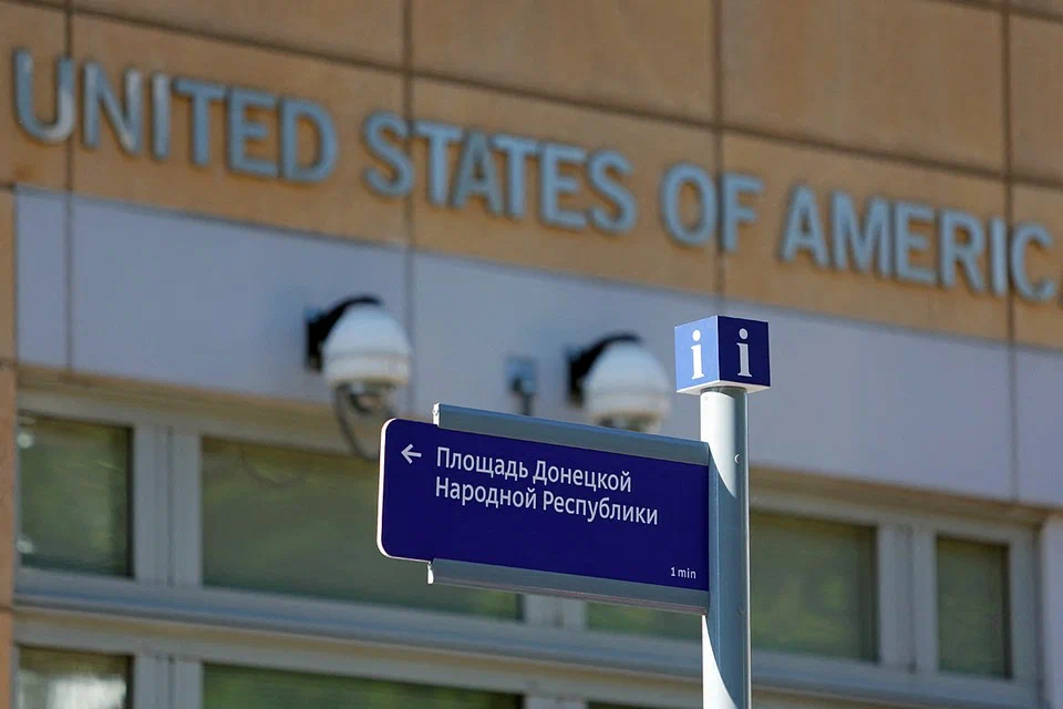 美国驻俄罗斯大使馆附近的指示路牌上写着“顿涅茨克人民共和国广场”
