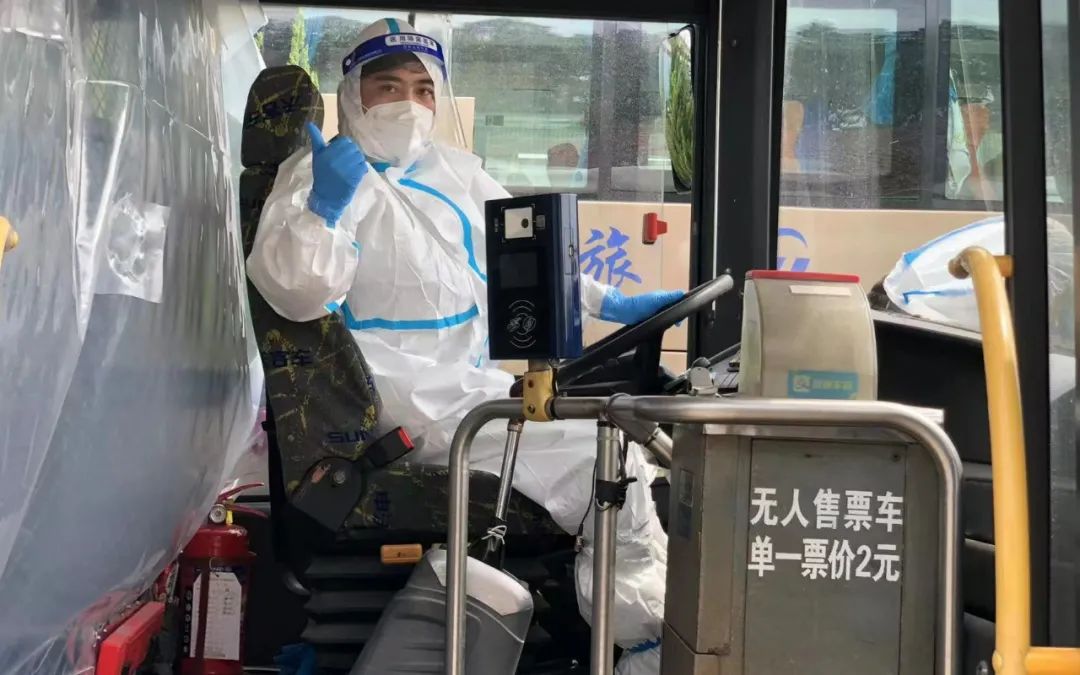 ▲4月22日,上海浦東的公交車司機王志強完成方艙治療和健康觀察之後,重新回到轉運車輛駕駛員的工作崗位上。圖/新華社