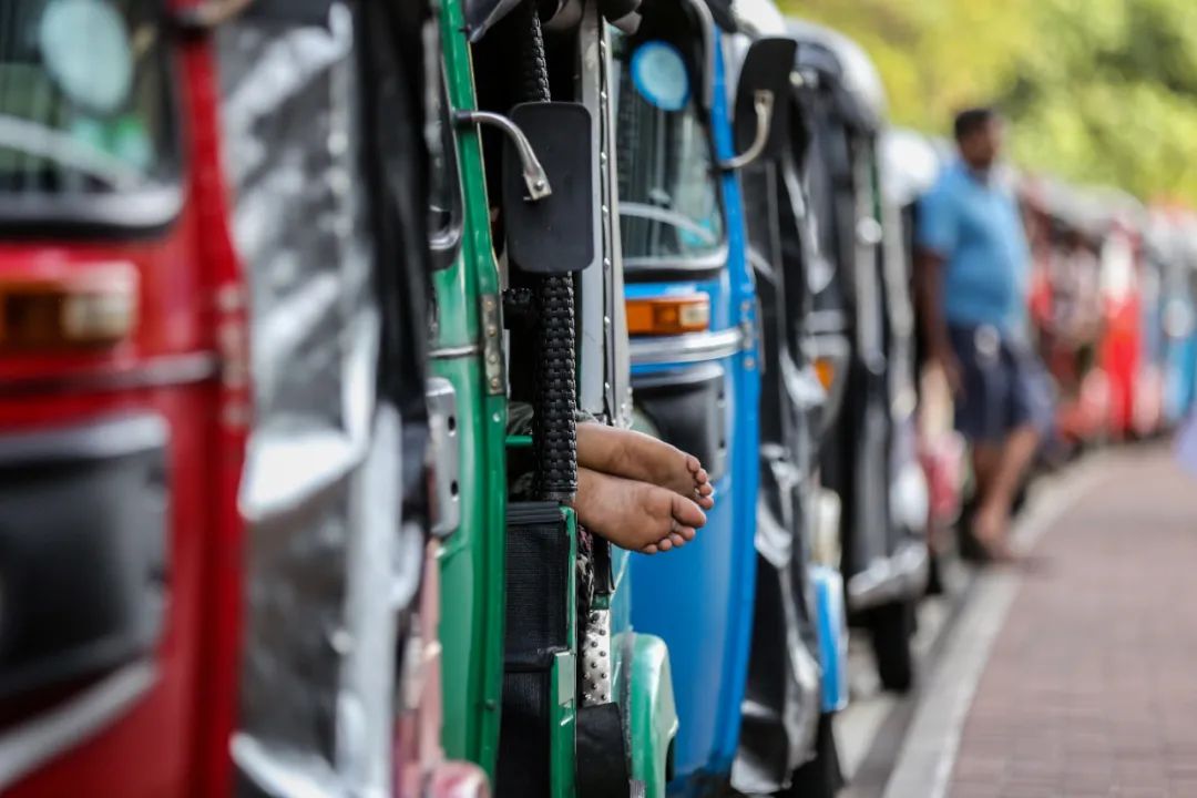当地时间2022年6月27日，斯里兰卡科伦坡，当地燃料短缺，人力车司机排队等候加油。图/IC photo