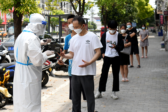 7月3日,在安徽省宿州市泗縣虹城街道一小區,居民排隊等候接受核酸採樣。新華社 圖