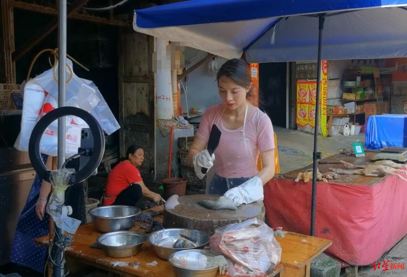 “卖鱼女”因高颜值网络爆红 对话当事人:为增收做直播,背后无团队,曾拒网红公司包装休闲区蓝鸢梦想 - Www.slyday.coM “卖鱼女”因高颜值网络爆红 对话当事人:为增收做直播,背后无团队,曾拒网红公司包装休闲区蓝鸢梦想 - Www.slyday.coM