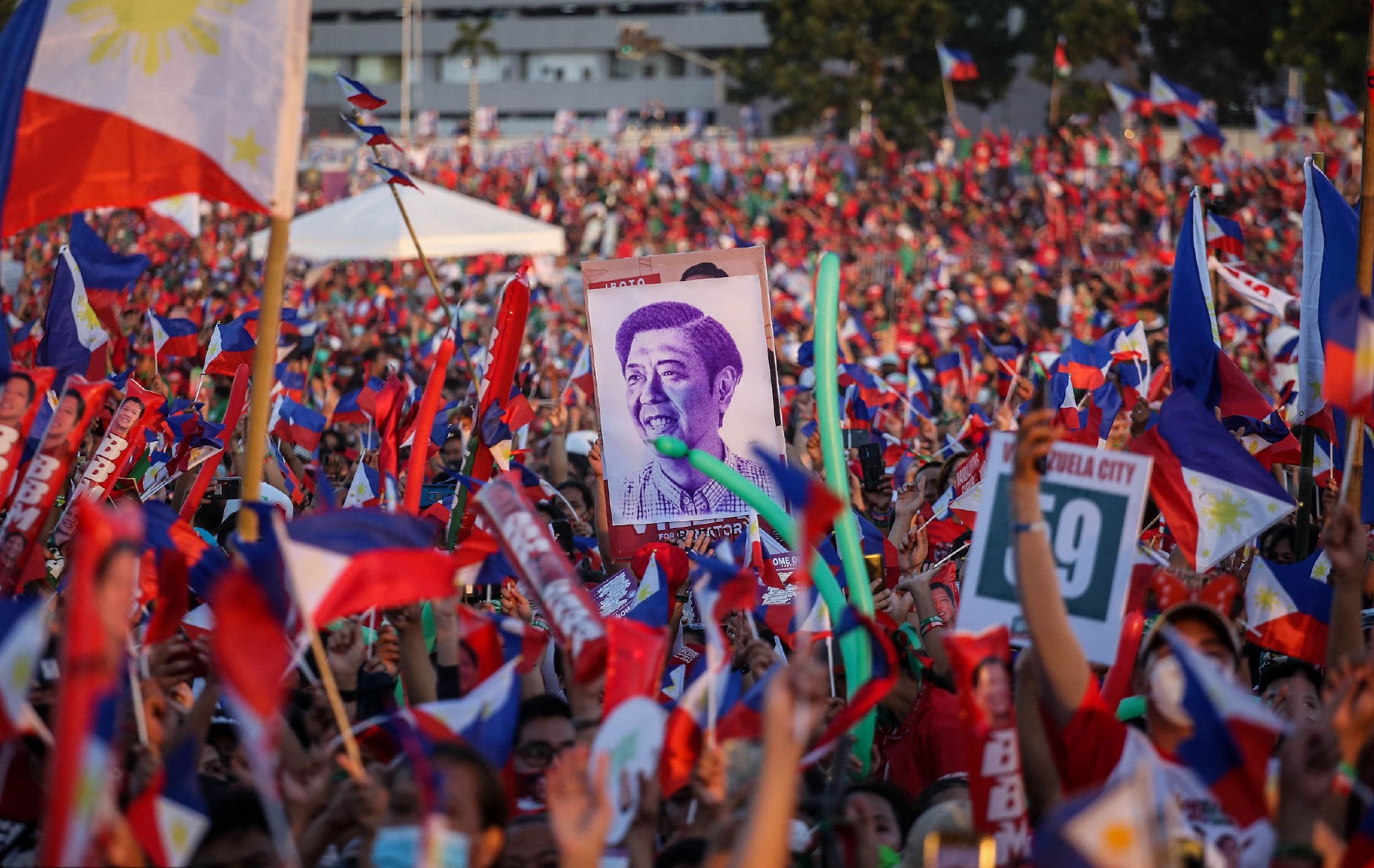 当地时间2022年5月7日，菲律宾马尼拉，菲总统候选人小费迪南德·马科斯参加竞选集会，其支持者欢呼。