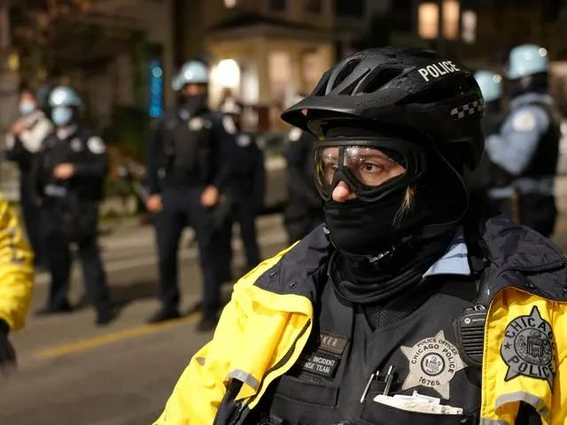▲2021年4月16日,警察在芝加哥执勤。图/新华社