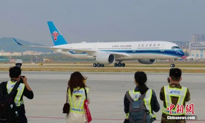 资料图:2022年1月6日,南航两架全新大型远程宽体A350-900型客机同时落户广东深圳,加盟南航深圳分公司,深圳迎来目前最大空客宽体客机。图为A350-900型客机飞抵深圳宝安国际机场。中新社记者 陈文 摄
