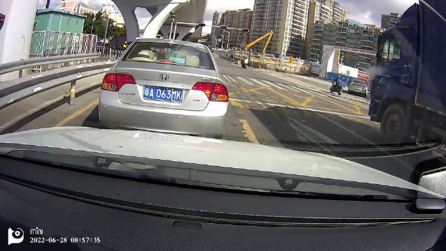视频：前面这台本田思域是怎么好意思停下车看着别人的？
