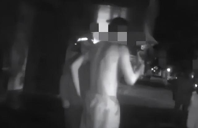 "社死"现场!扬州一男子凌晨醉酒裸睡街头,民警在花坛中找到短裤休闲区蓝鸢梦想 - Www.slyday.coM "社死"现场!扬州一男子凌晨醉酒裸睡街头,民警在花坛中找到短裤休闲区蓝鸢梦想 - Www.slyday.coM