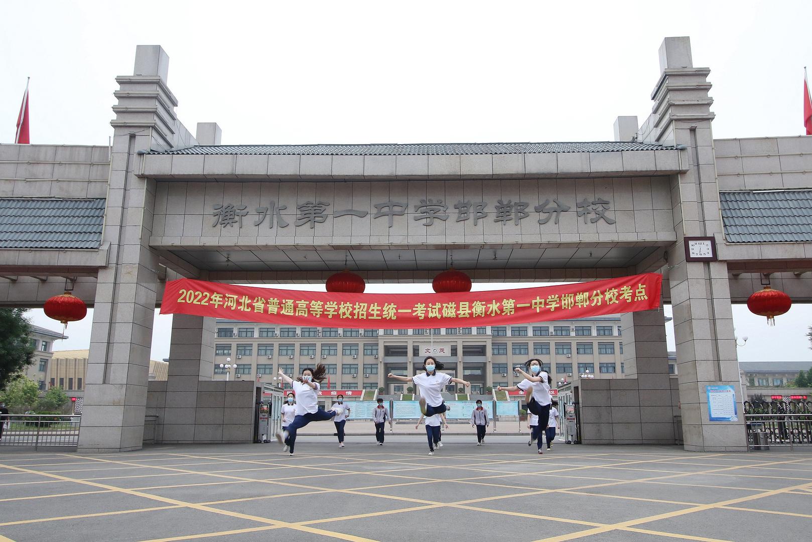 ↑2022年6月9日，在河北省邯郸市衡水第一中学邯郸分校考点，高考考生在空中劈起了“一字马”，庆祝考试结束。图片来自视觉中国