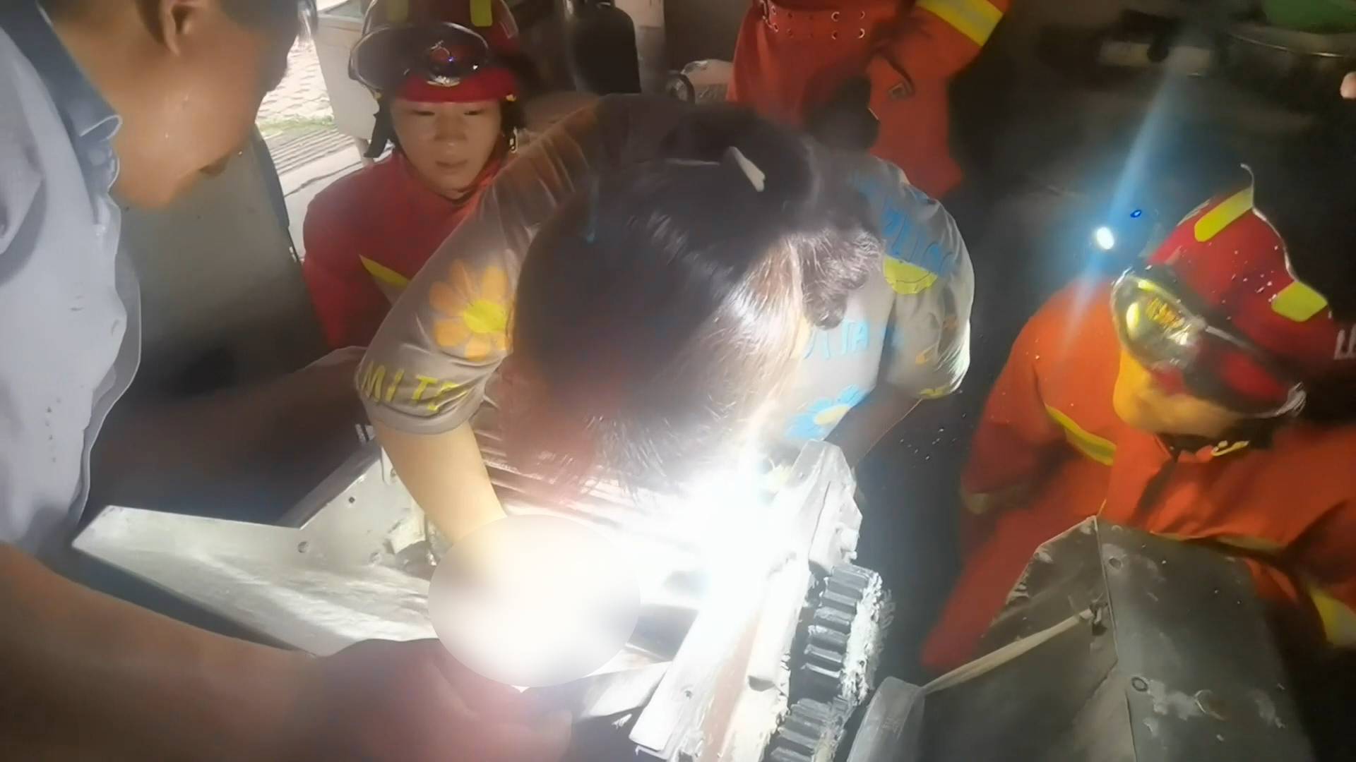 惊险!菏泽一女子不慎被压面机卡手 消防5分钟成功施救休闲区蓝鸢梦想 - Www.slyday.coM 惊险!菏泽一女子不慎被压面机卡手 消防5分钟成功施救休闲区蓝鸢梦想 - Www.slyday.coM
