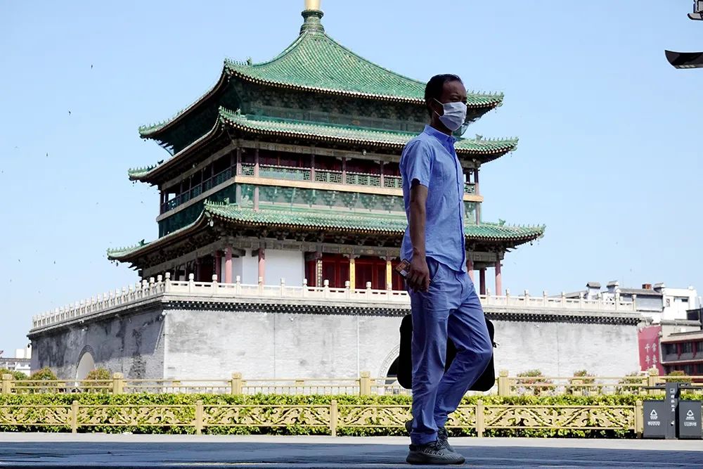 2022年7月6日,西安,一位市民从钟楼前走过。中新社记者张远/人民视觉 图