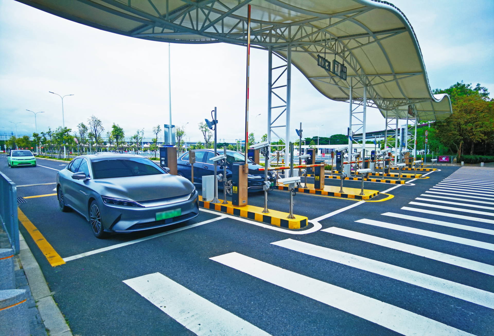 车主福利！新能源车在深圳机场停车场充电可减免停车费