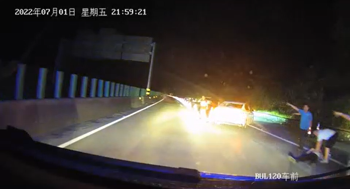 “救救我!”太阳村附近高速上,前车黑夜中摇下车窗大喊…休闲区蓝鸢梦想 - Www.slyday.coM “救救我!”太阳村附近高速上,前车黑夜中摇下车窗大喊…休闲区蓝鸢梦想 - Www.slyday.coM