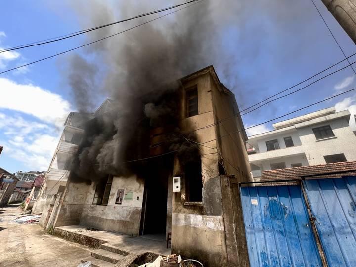 看完这个实验谁还敢乱扔烟头?今年以来,杭州因烟头引发火情已超190起休闲区蓝鸢梦想 - Www.slyday.coM 看完这个实验谁还敢乱扔烟头?今年以来,杭州因烟头引发火情已超190起休闲区蓝鸢梦想 - Www.slyday.coM