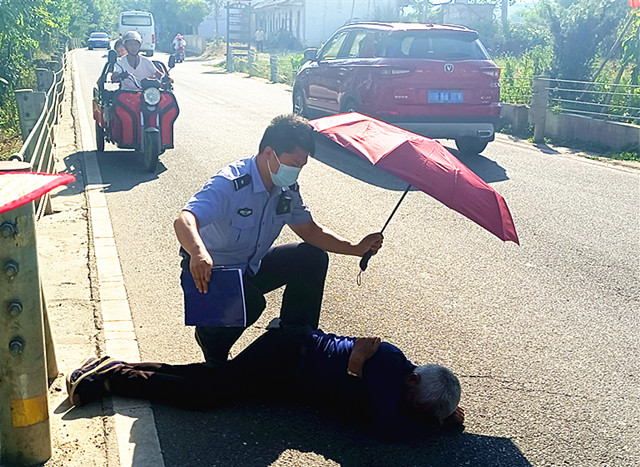 四川江油：骄阳下，民警为老人撑起遮阳伞