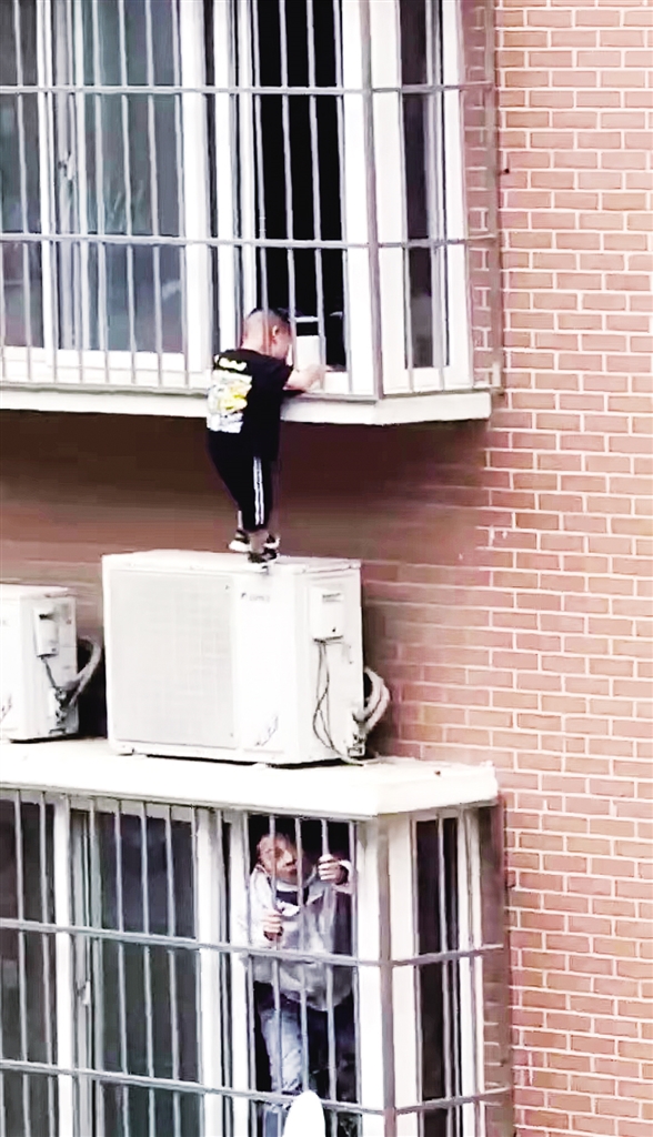 120秒!保定“蜘蛛侠” 徒手爬五楼救下被卡男童休闲区蓝鸢梦想 - Www.slyday.coM 120秒!保定“蜘蛛侠” 徒手爬五楼救下被卡男童休闲区蓝鸢梦想 - Www.slyday.coM