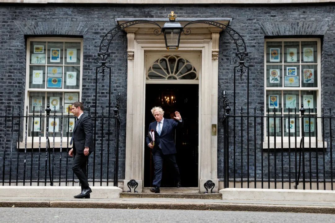 当地时间2022年5月25日，英国伦敦，英国首相约翰逊离开唐宁街10号，前往议会接受质询。图/IC photo