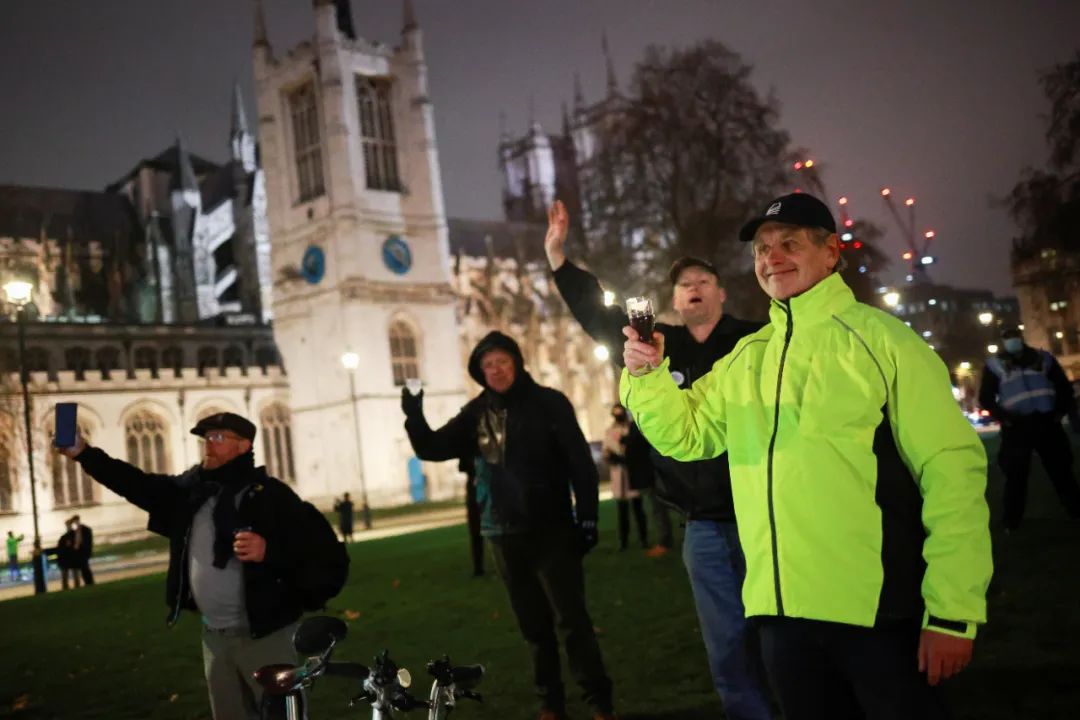 当地时间2020年12月31日，英国伦敦，英国脱欧协议正式生效，彻底脱欧。脱欧的支持者聚集在一起，举杯欢庆脱欧。图/IC photo