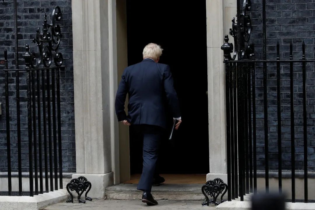 当地时间2022年7月7日，英国首相鲍里斯·约翰逊在英国伦敦唐宁街发表声明后离开。图/IC photo