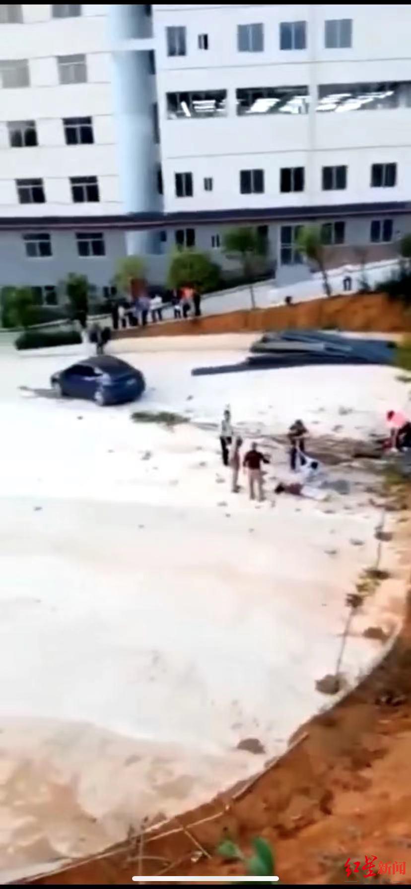 重庆黄水镇一轿车失控撞人致2死4伤 目击者:事发地人流密集,附近有不少避暑房休闲区蓝鸢梦想 - Www.slyday.coM 重庆黄水镇一轿车失控撞人致2死4伤 目击者:事发地人流密集,附近有不少避暑房休闲区蓝鸢梦想 - Www.slyday.coM