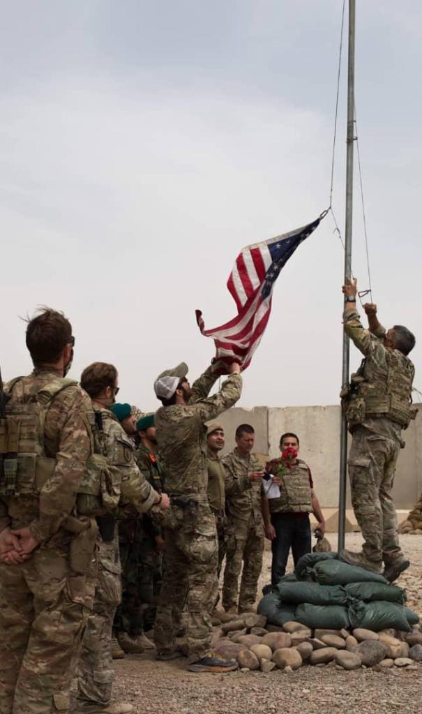  2021年5月2日，美军士兵在阿富汗赫尔曼德省一处军事基地降下美国国旗。新华社发（阿富汗国防部供图）