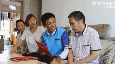 励志!外卖小哥路上收到上海交大研究生录取通知,因脑梗病倒的父亲泪崩...休闲区蓝鸢梦想 - Www.slyday.coM 励志!外卖小哥路上收到上海交大研究生录取通知,因脑梗病倒的父亲泪崩...休闲区蓝鸢梦想 - Www.slyday.coM