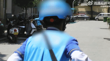 励志!外卖小哥路上收到上海交大研究生录取通知,因脑梗病倒的父亲泪崩...休闲区蓝鸢梦想 - Www.slyday.coM 励志!外卖小哥路上收到上海交大研究生录取通知,因脑梗病倒的父亲泪崩...休闲区蓝鸢梦想 - Www.slyday.coM