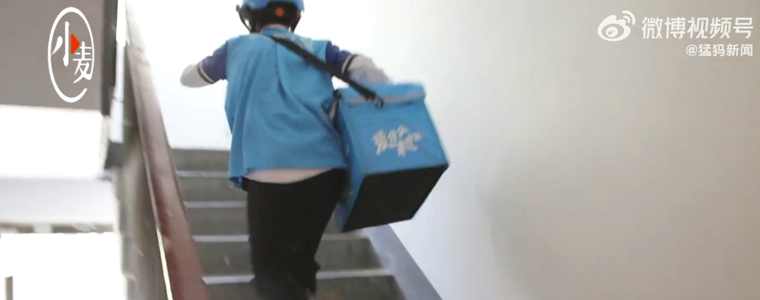 励志!外卖小哥路上收到上海交大研究生录取通知,因脑梗病倒的父亲泪崩...休闲区蓝鸢梦想 - Www.slyday.coM 励志!外卖小哥路上收到上海交大研究生录取通知,因脑梗病倒的父亲泪崩...休闲区蓝鸢梦想 - Www.slyday.coM