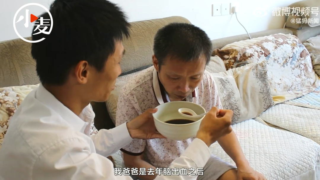 励志!外卖小哥路上收到上海交大研究生录取通知,因脑梗病倒的父亲泪崩...休闲区蓝鸢梦想 - Www.slyday.coM 励志!外卖小哥路上收到上海交大研究生录取通知,因脑梗病倒的父亲泪崩...休闲区蓝鸢梦想 - Www.slyday.coM