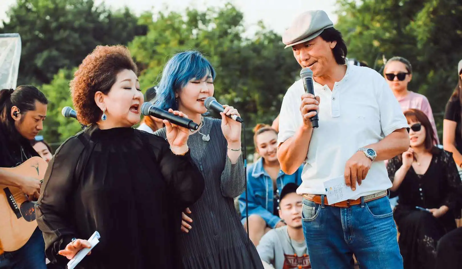 他的离去,将妻子乌日娜和女儿诺尔曼沉浸在了悲伤的深渊.