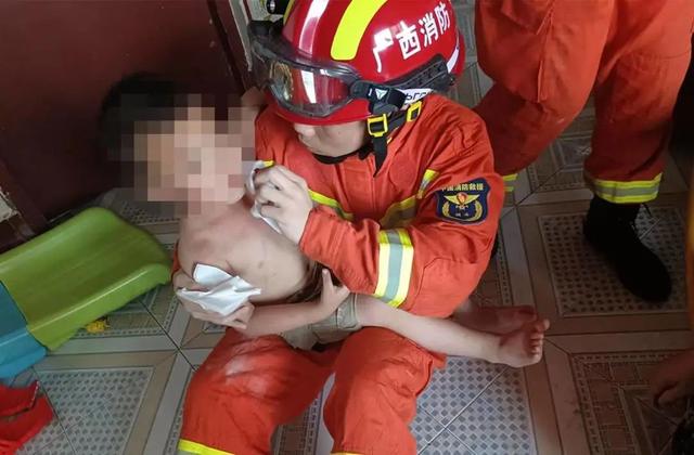惊险!2岁幼童被卡防盗网,三名工人徒手爬楼施救休闲区蓝鸢梦想 - Www.slyday.coM 惊险!2岁幼童被卡防盗网,三名工人徒手爬楼施救休闲区蓝鸢梦想 - Www.slyday.coM