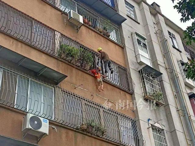 惊心动魄!柳州2岁幼童被卡防盗网,三名建筑工人徒手爬楼施救休闲区蓝鸢梦想 - Www.slyday.coM 惊心动魄!柳州2岁幼童被卡防盗网,三名建筑工人徒手爬楼施救休闲区蓝鸢梦想 - Www.slyday.coM