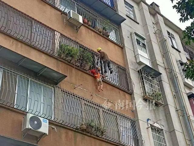 惊险!2岁幼童被卡防盗网,三名工人徒手爬楼施救休闲区蓝鸢梦想 - Www.slyday.coM 惊险!2岁幼童被卡防盗网,三名工人徒手爬楼施救休闲区蓝鸢梦想 - Www.slyday.coM