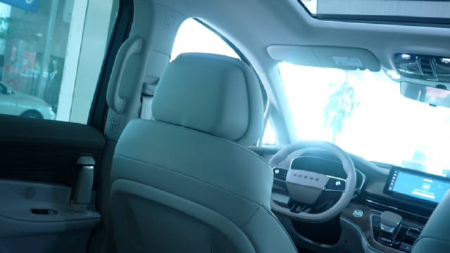 新车外观基于数字美学设计，采用龙鳞黑钻前脸造型……