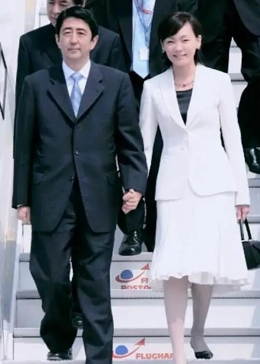 安倍离世后，留下上亿元的遗产！母亲和老婆的生活，可以无忧了休闲区蓝鸢梦想 - Www.slyday.coM