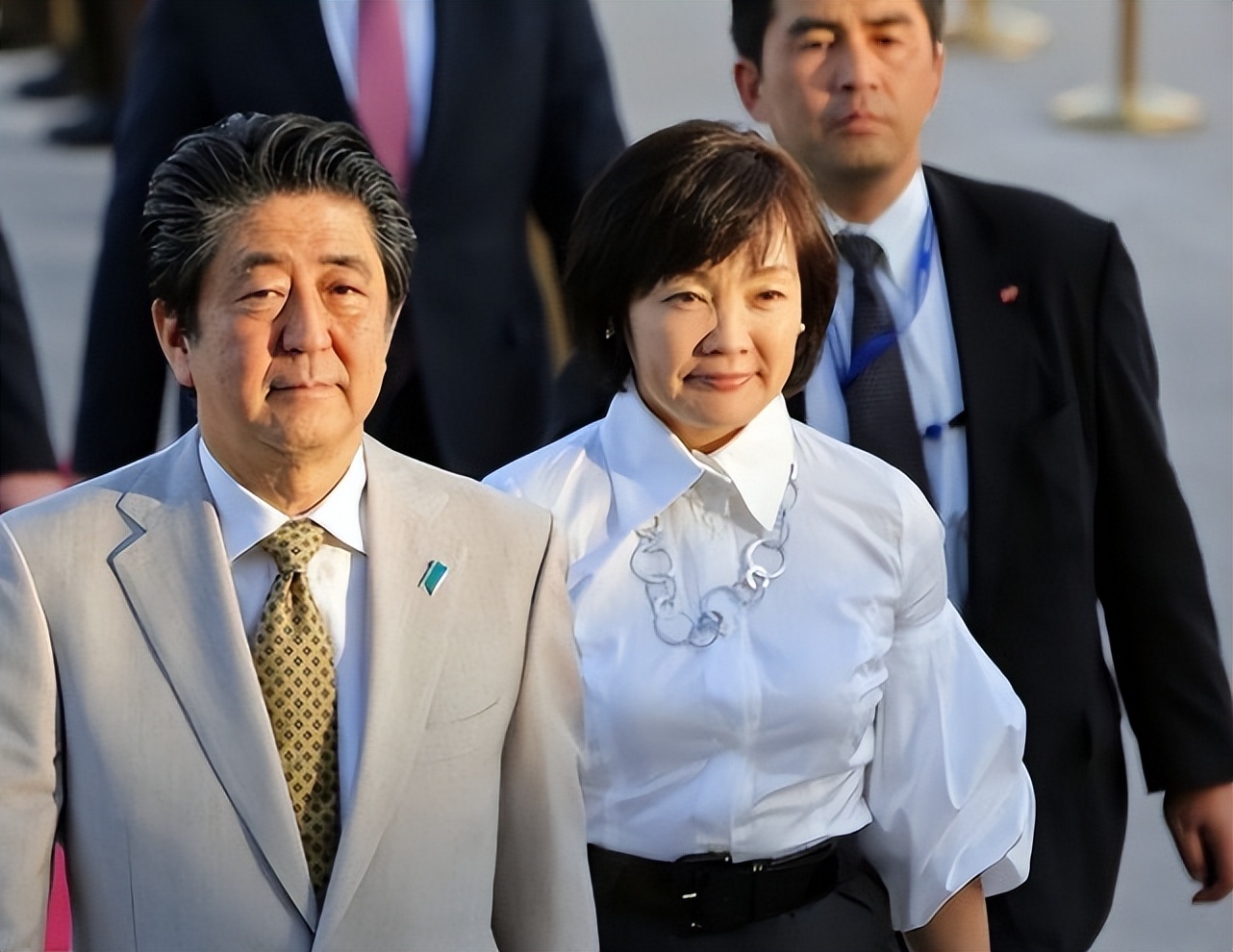 安倍离世后，留下上亿元的遗产！母亲和老婆的生活，可以无忧了休闲区蓝鸢梦想 - Www.slyday.coM