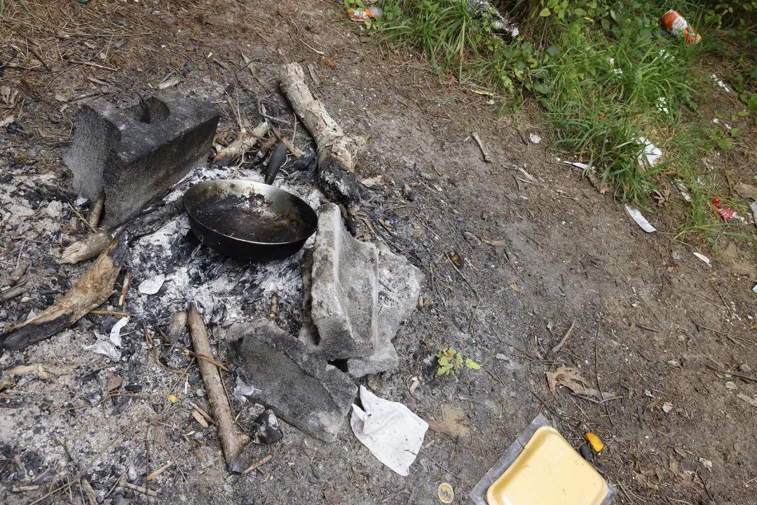 ▲移民营的露天做饭火坑。