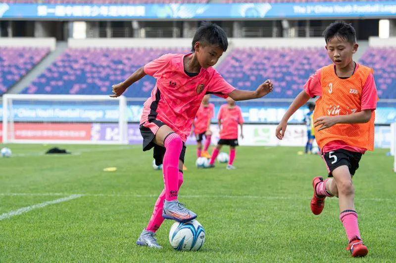 ▲7月10日，小球员们在第一届中国青少年足球联赛启动仪式现场展示小球员青训大纲的训练内容。图/新华社
