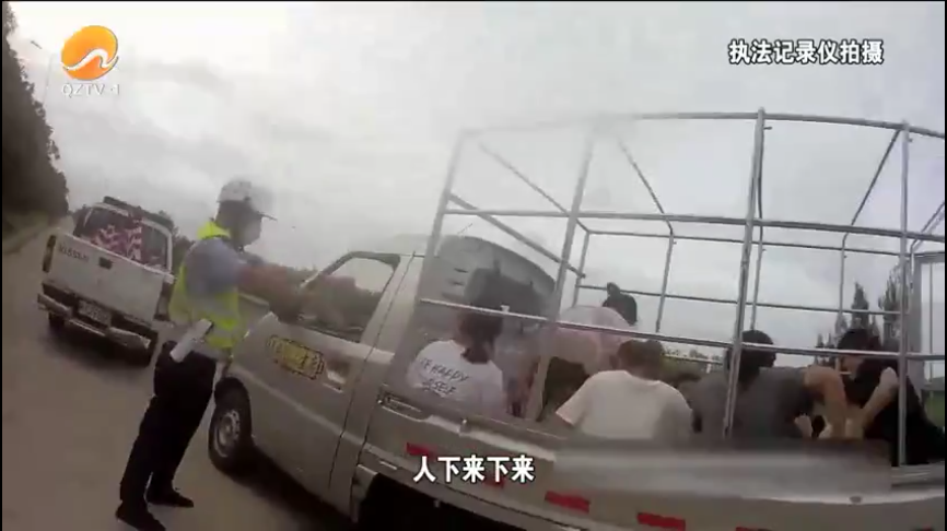 晋江交警拦下一辆货车,看到车厢里的一幕,傻眼了...休闲区蓝鸢梦想 - Www.slyday.coM 晋江交警拦下一辆货车,看到车厢里的一幕,傻眼了...休闲区蓝鸢梦想 - Www.slyday.coM