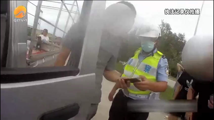 晋江交警拦下一辆货车,看到车厢里的一幕,傻眼了...休闲区蓝鸢梦想 - Www.slyday.coM 晋江交警拦下一辆货车,看到车厢里的一幕,傻眼了...休闲区蓝鸢梦想 - Www.slyday.coM