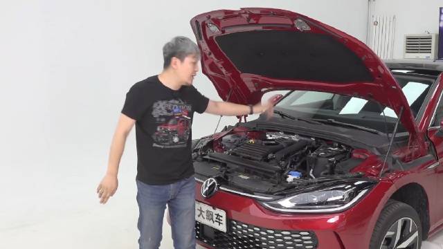 这辆凌渡L的防撞梁与目前大众同平台车型看上去基本相似……