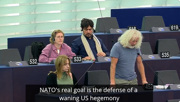 米克·华莱士站立发言时，克莱尔·戴利坐在一旁