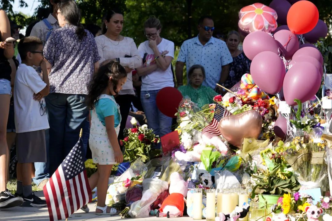 5月28日，在美国得克萨斯州南部尤瓦尔迪市的城市广场，市民哀悼枪击事件遇害者。新华社记者吴晓凌摄