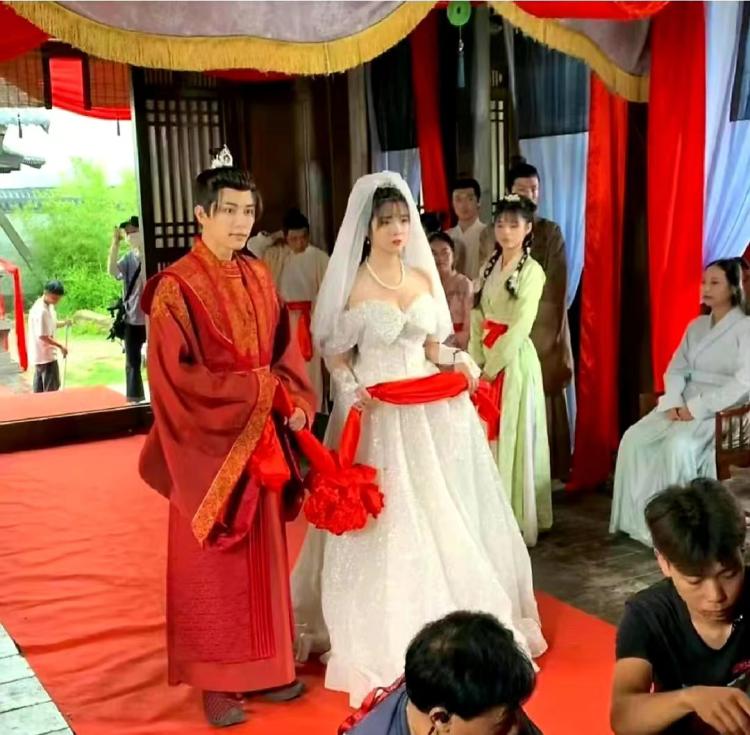 古装剧x欧式婚纱,太离谱了休闲区蓝鸢梦想 - Www.slyday.coM 古装剧x欧式婚纱,太离谱了休闲区蓝鸢梦想 - Www.slyday.coM