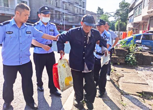 炎炎烈日下岳池法院法警暖心护送八旬老人回家