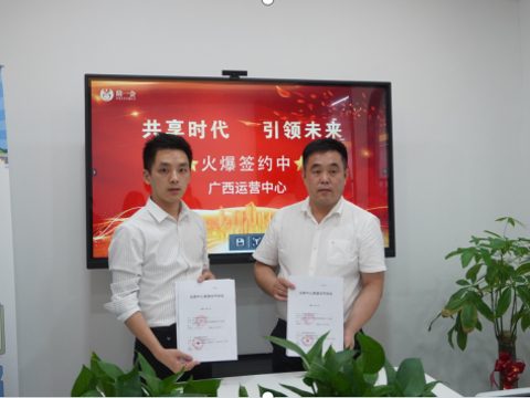 月租150元小屋里的温暖时光：都市边缘的爱情哲学揭秘