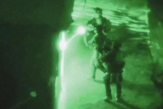 驻阿富汗英军夜间发动袭击行动 图自BBC