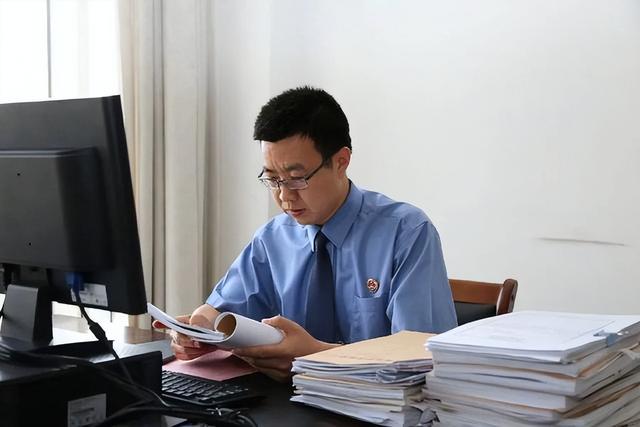 为女儿上好大学“铺路”,银行行长上当26次被骗3.5亿元休闲区蓝鸢梦想 - Www.slyday.coM 为女儿上好大学“铺路”,银行行长上当26次被骗3.5亿元休闲区蓝鸢梦想 - Www.slyday.coM