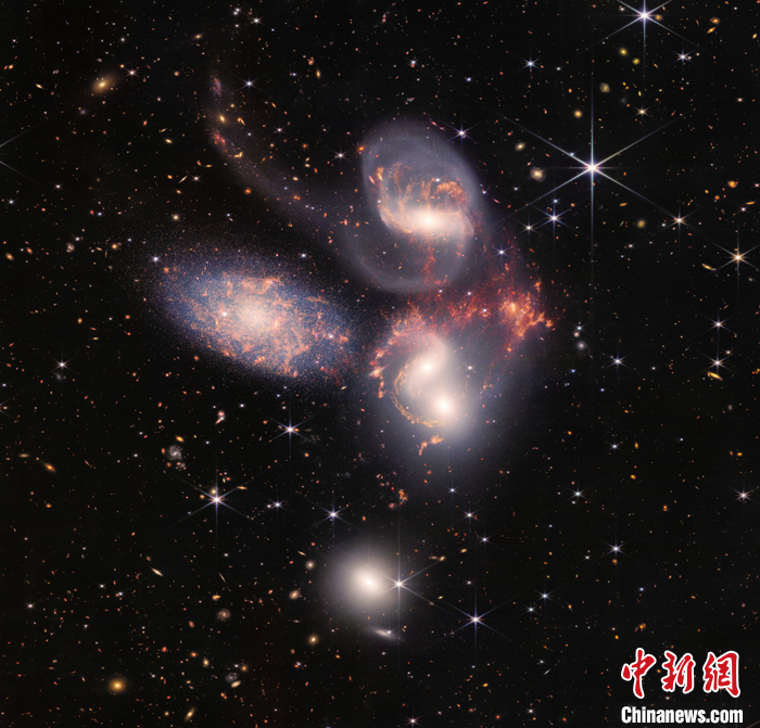 图为韦伯太空望远镜拍摄的斯蒂芬五重星系。 中新社发 NASA / ESA / CSA / STScI 供图