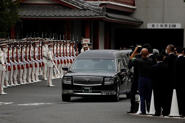 7月12日，搭载安倍晋三灵柩的车辆从增上寺离开。图自路透社