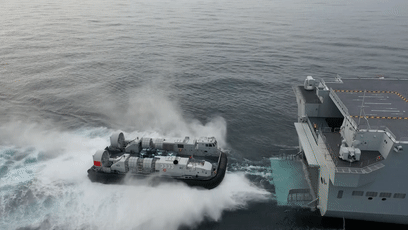 海南舰之大,镜头里都装不下!休闲区蓝鸢梦想 - Www.slyday.coM 海南舰之大,镜头里都装不下!休闲区蓝鸢梦想 - Www.slyday.coM