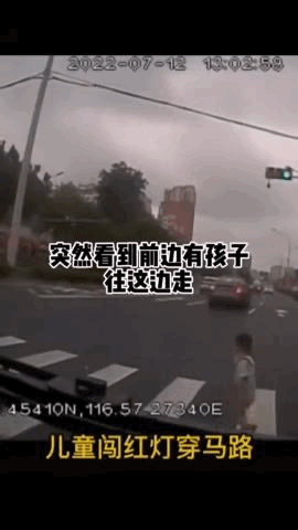 千钧一发之际，公交司机一个动作，救了两个家庭！|张滨